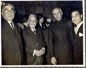 Prominent-Degnitaries/Ranaji-returned-to-idependent-India-at-New Delhi/thumb/Ranaji-at-NEw-Delhi-as-State-Guest-with-Jawaharlal-Nehru-and-others-1947-3.jpg